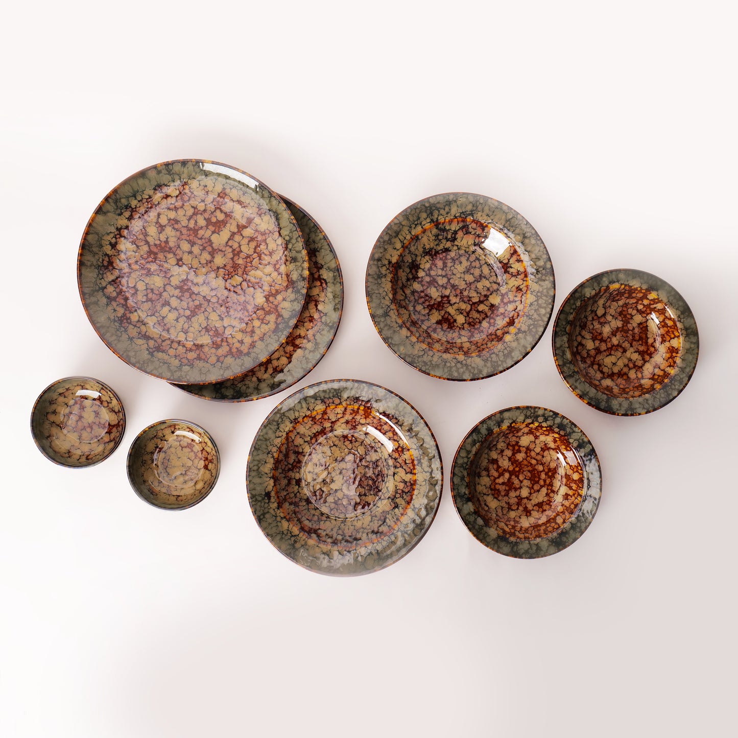 Kurohana Dinnerware Set – 8 Pieces