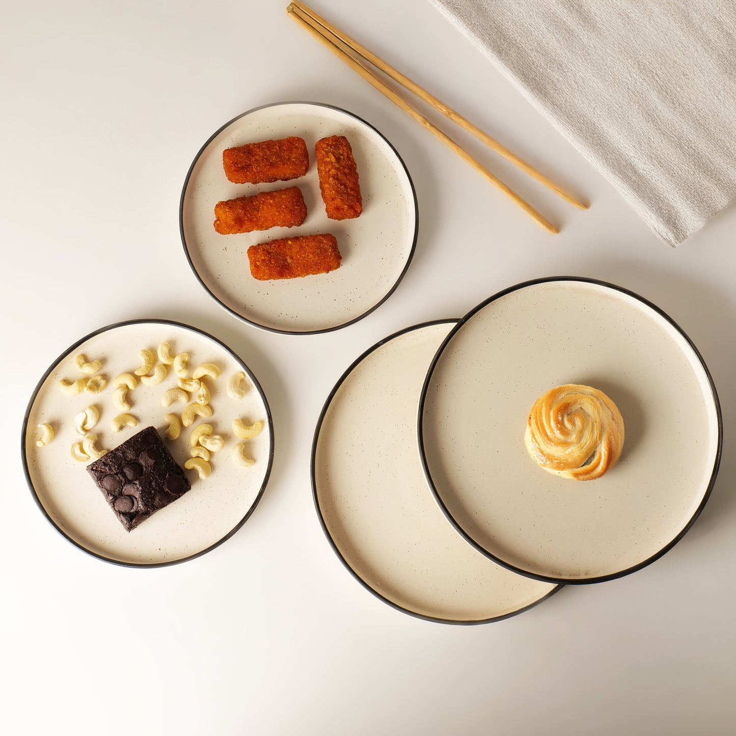 Noa Rimmed Plate Set – Set of 4