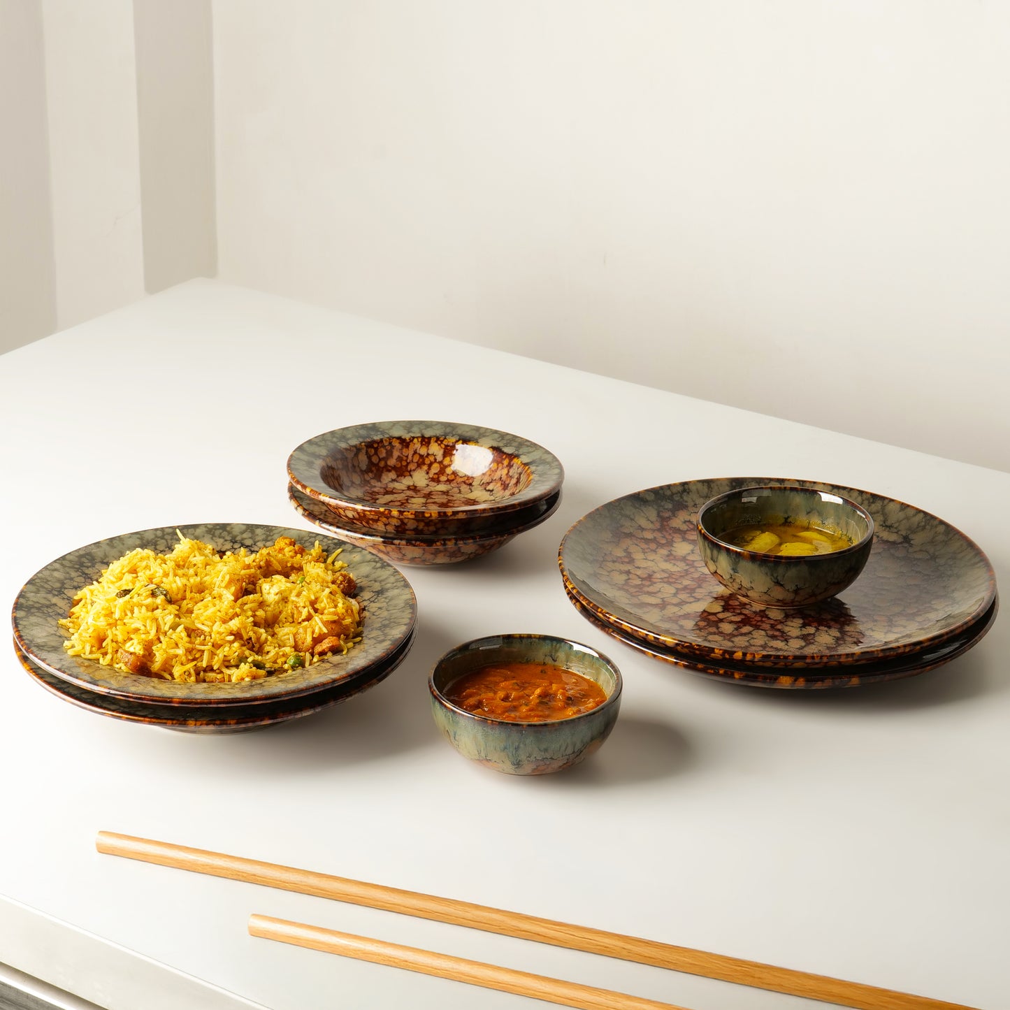 Kurohana Dinnerware Set – 8 Pieces