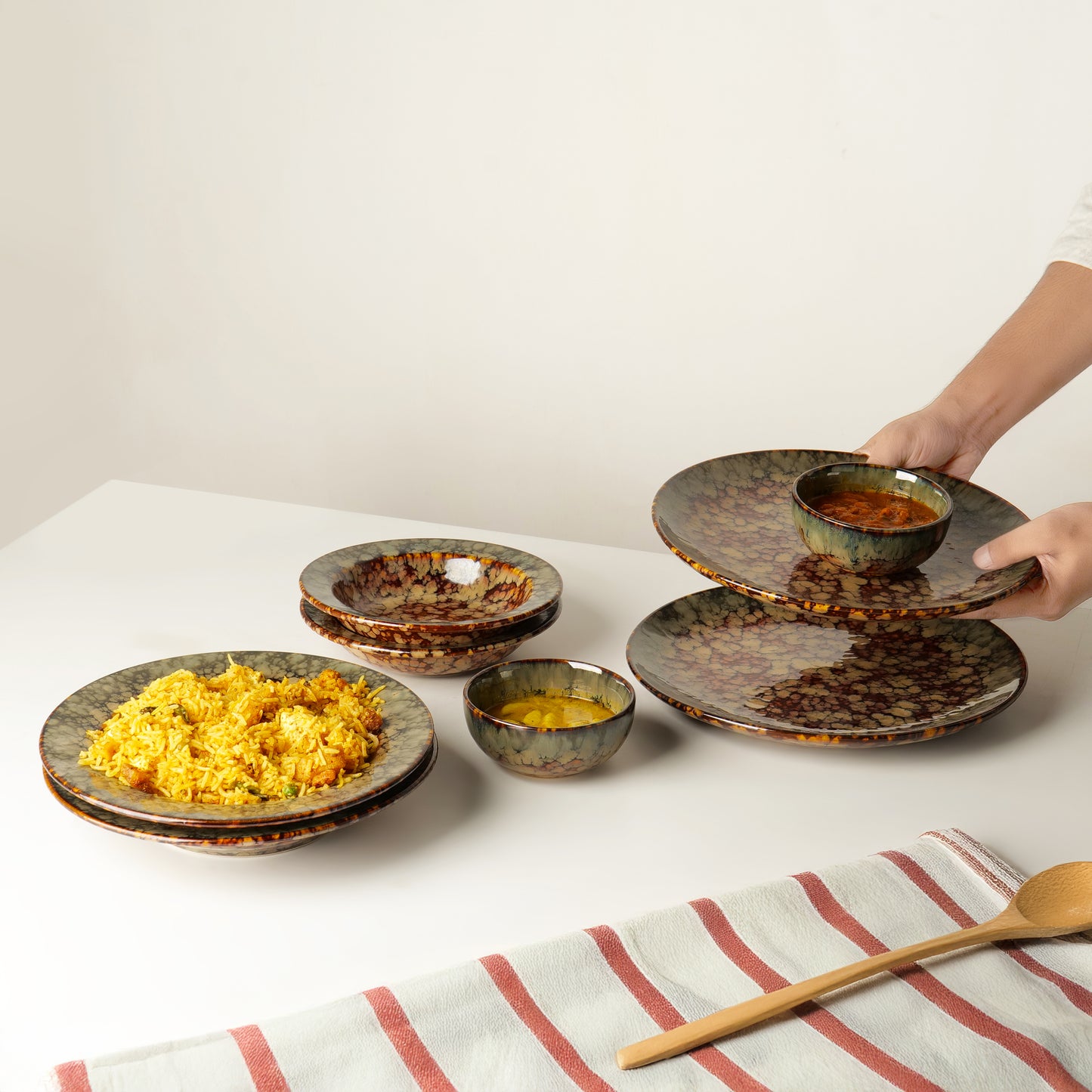 Kurohana Dinnerware Set – 8 Pieces