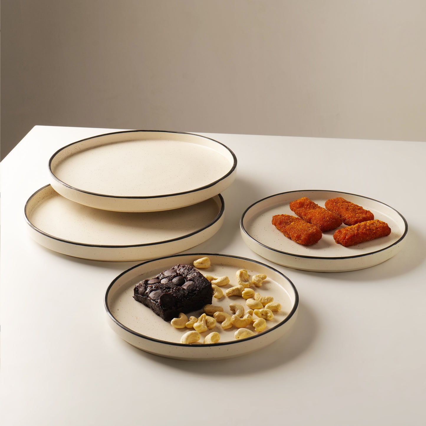 Noa Rimmed Plate Set – Set of 4