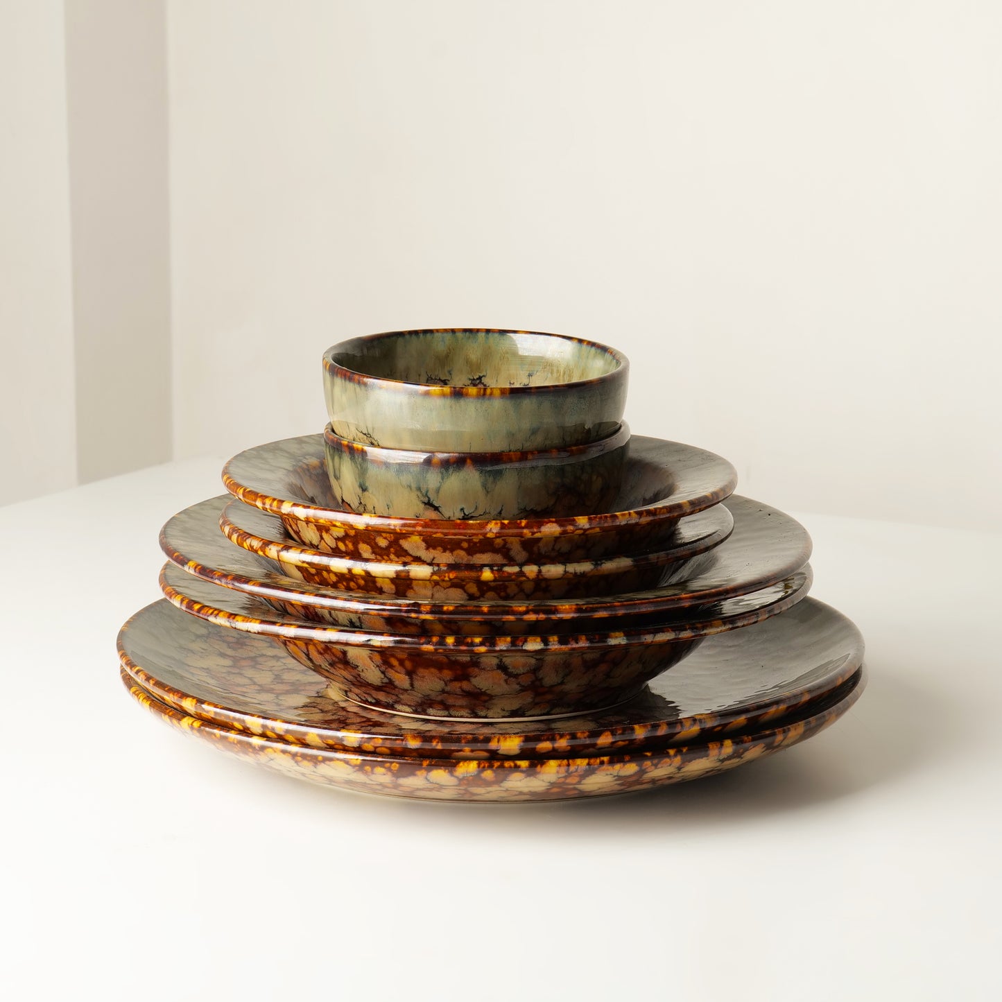 Kurohana Dinnerware Set – 8 Pieces