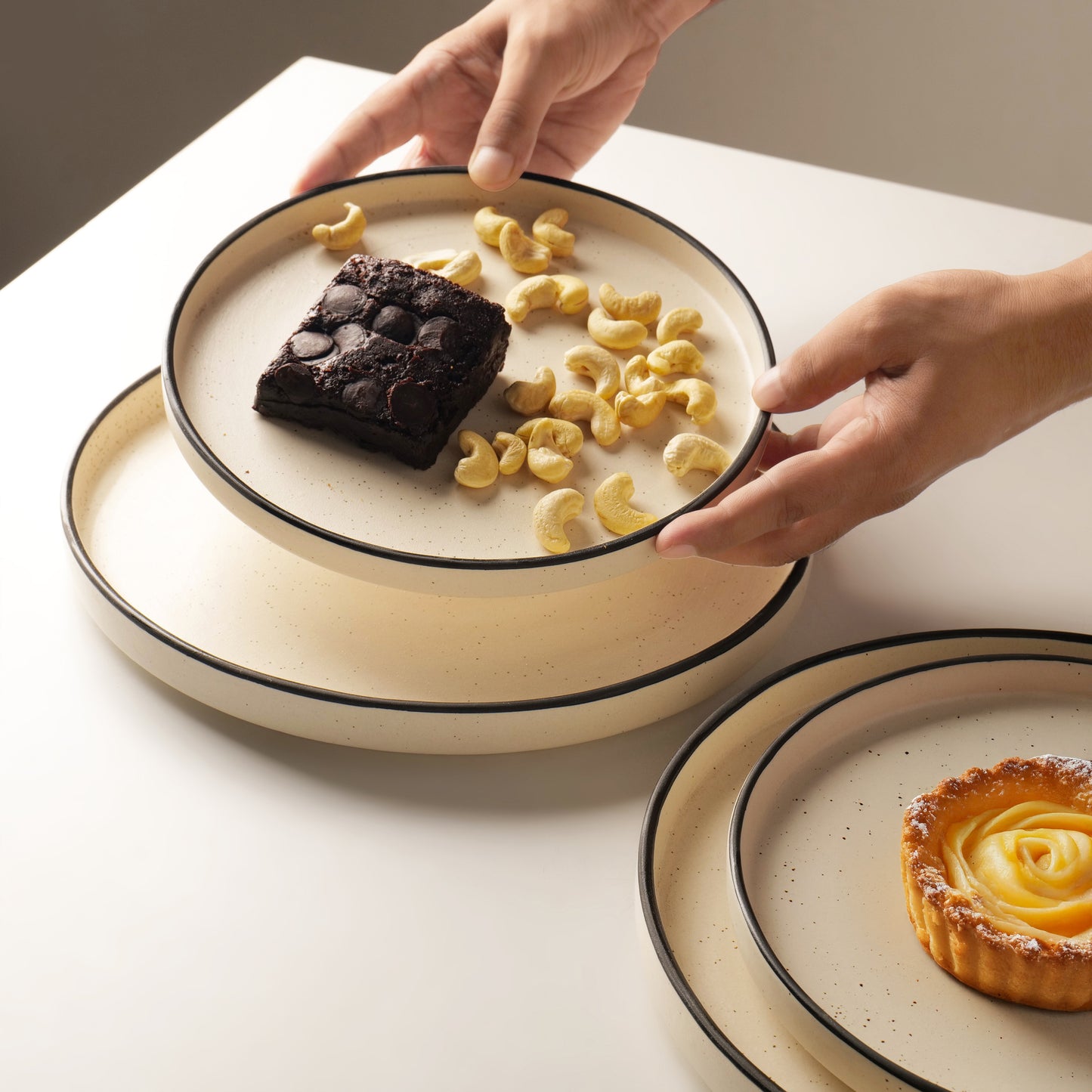 Noa Rimmed Plate Set – Set of 4