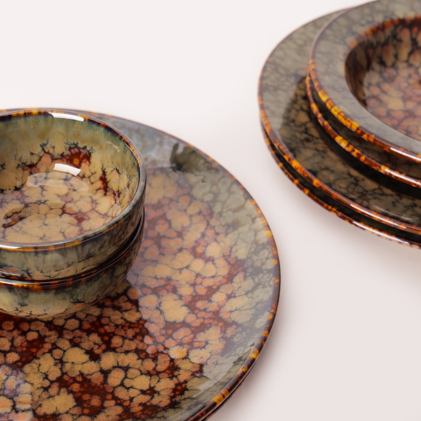 Kurohana Dinnerware Set – 8 Pieces
