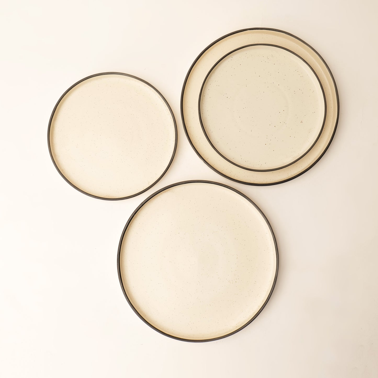 Noa Rimmed Plate Set – Set of 4
