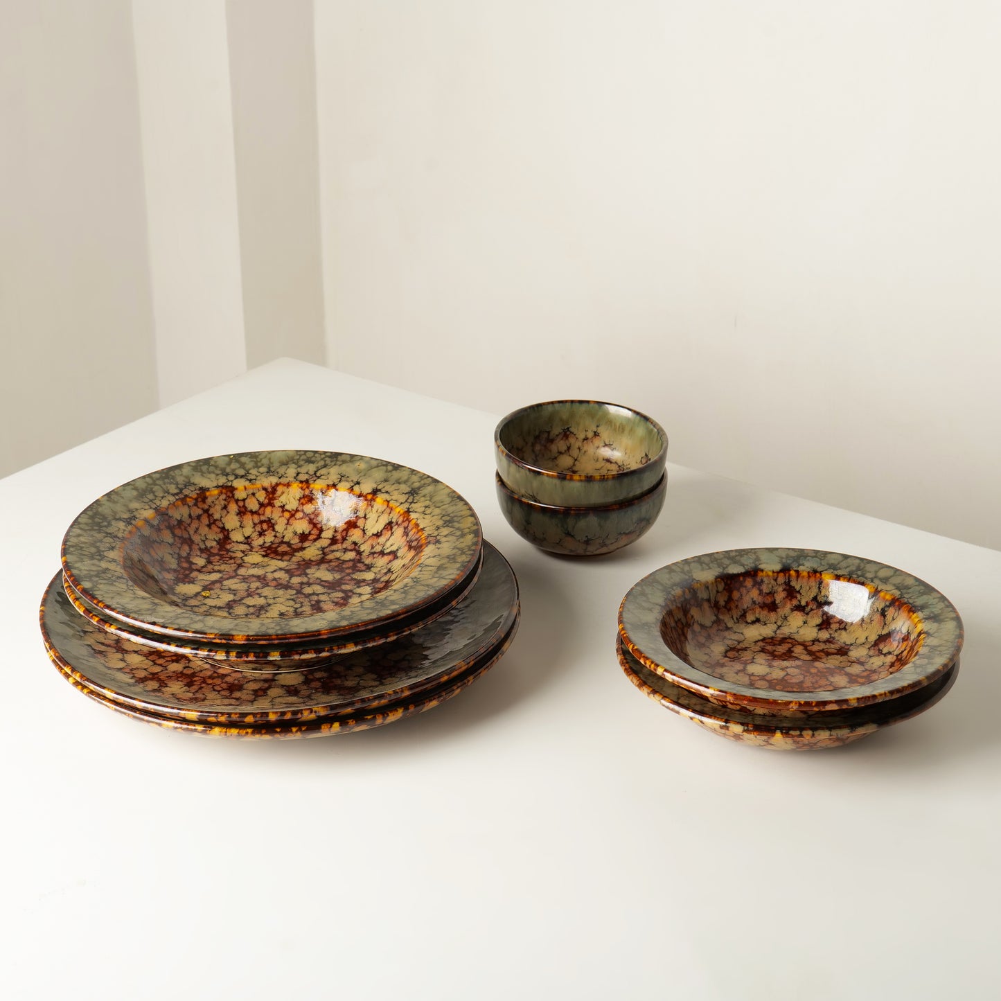 Kurohana Dinnerware Set – 8 Pieces
